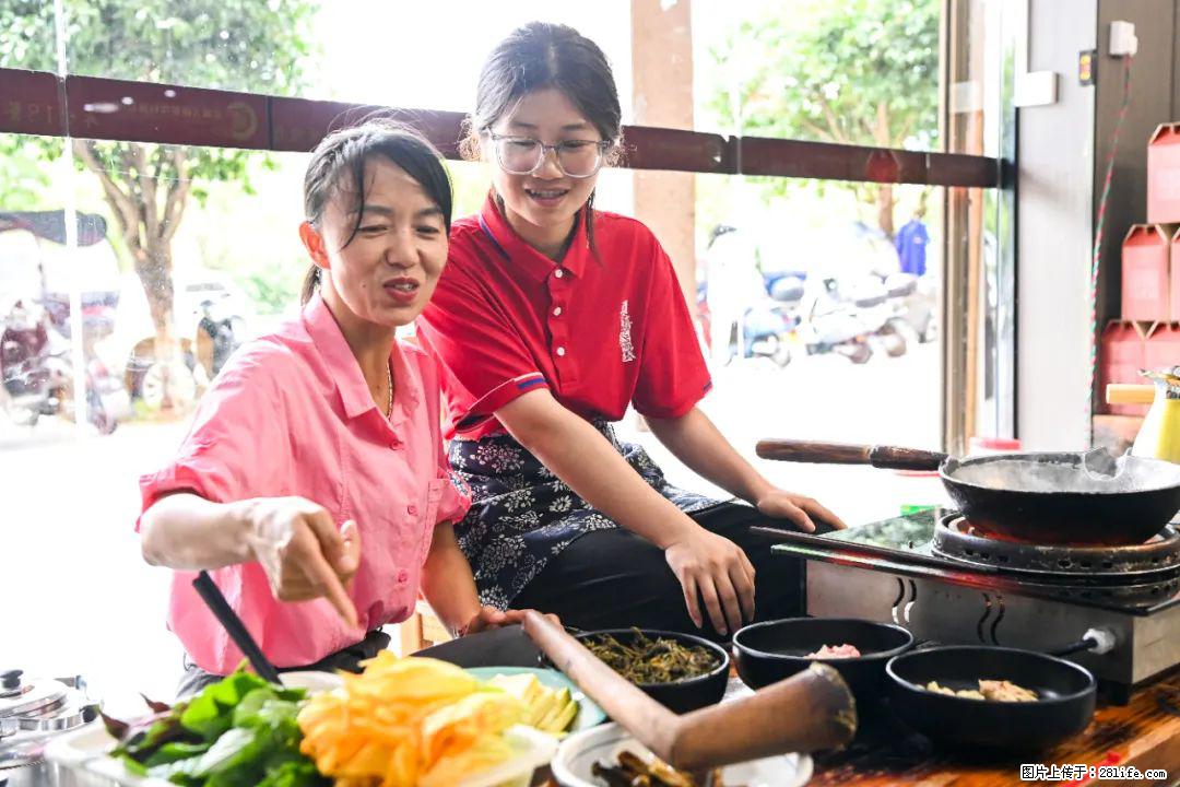 全网追的“扁担女孩”，找了一份暑假工，时薪12元 - 大理生活资讯 - 大理28生活网 dali.28life.net