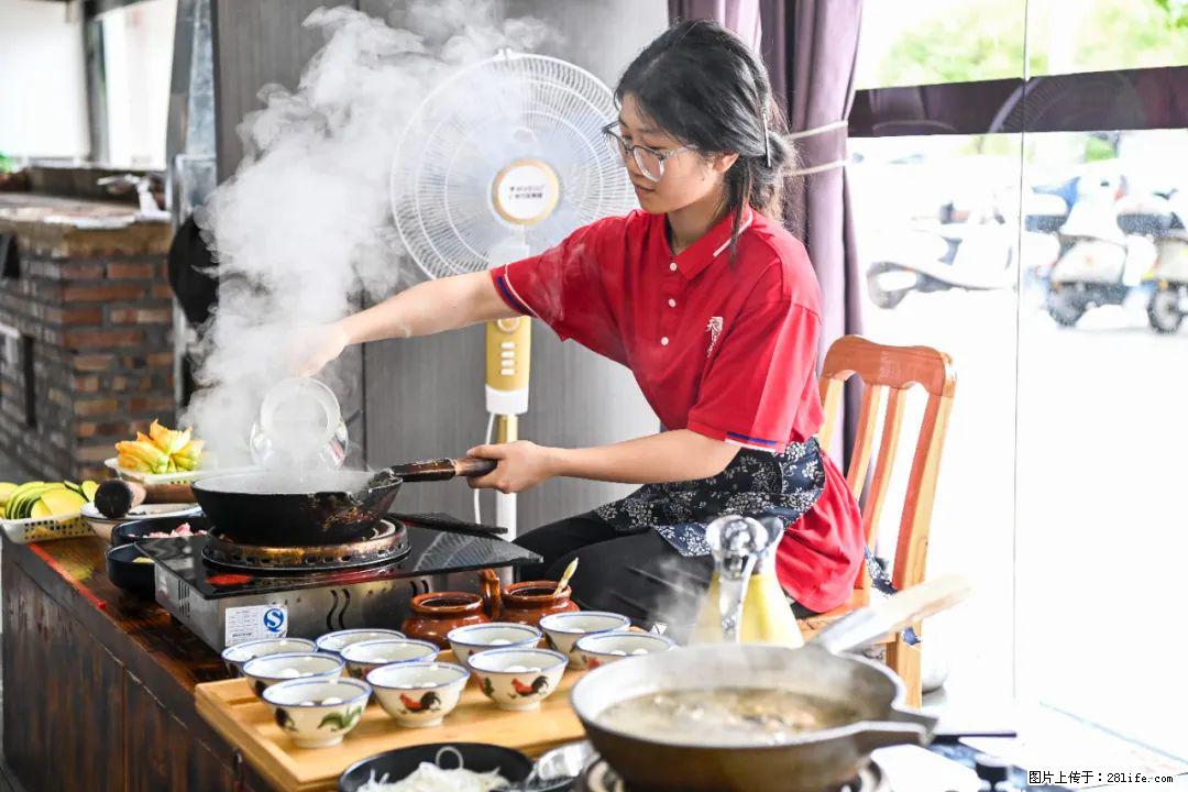 全网追的“扁担女孩”，找了一份暑假工，时薪12元 - 大理生活资讯 - 大理28生活网 dali.28life.net